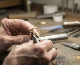 découvrez comment agrandir une bague en or, les étapes du processus et les tarifs associés pour ajuster parfaitement votre bijou.