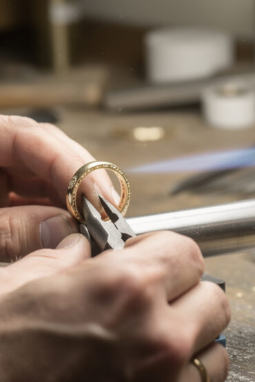 découvrez comment agrandir une bague en or, les étapes du processus et les tarifs associés pour ajuster parfaitement votre bijou.