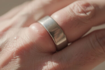 découvrez que faire si votre bague est trop serrée et que votre doigt est gonflé : astuces simples et conseils pratiques pour soulager et enlever votre bague en toute sécurité.