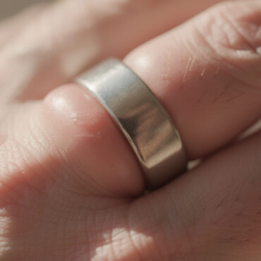 découvrez que faire si votre bague est trop serrée et que votre doigt est gonflé : astuces simples et conseils pratiques pour soulager et enlever votre bague en toute sécurité.