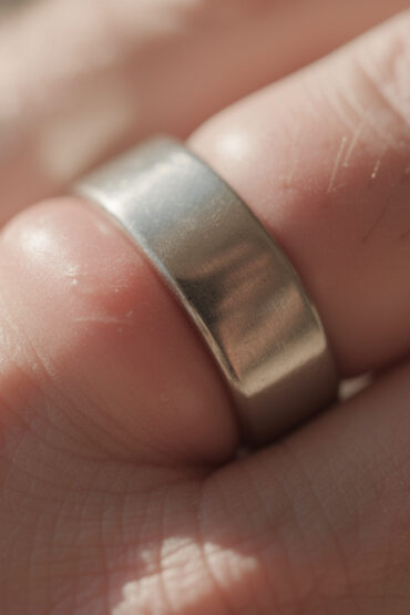 découvrez que faire si votre bague est trop serrée et que votre doigt est gonflé : astuces simples et conseils pratiques pour soulager et enlever votre bague en toute sécurité.