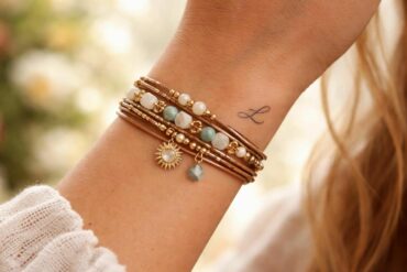 découvrez le bijou bohème chic et le tatouage bracelet avec initiale, l'accessoire tendance et incontournable pour sublimer votre style cette saison.