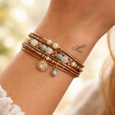 découvrez le bijou bohème chic et le tatouage bracelet avec initiale, l'accessoire tendance et incontournable pour sublimer votre style cette saison.
