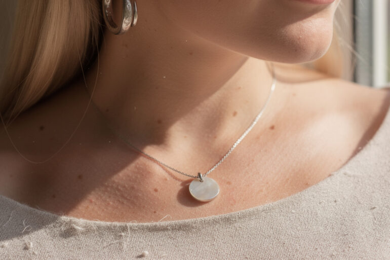 découvrez les 3 matériaux incontournables pour choisir un bijou adapté aux peaux sensibles et éviter les irritations.