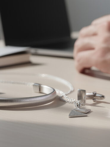 découvrez une sélection de bijoux neutres et mémorables, parfaits pour offrir à un collègue et marquer les esprits avec élégance.