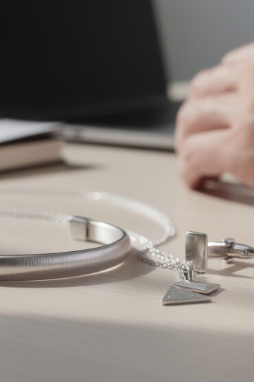découvrez une sélection de bijoux neutres et mémorables, parfaits pour offrir à un collègue et marquer les esprits avec élégance.