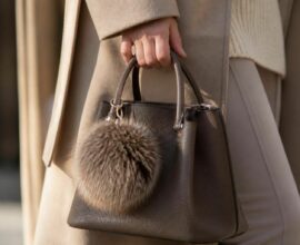 découvrez nos bijoux de sac pompon en fourrure, l'accessoire tendance qui apporte une touche finale chic et élégante à votre look.