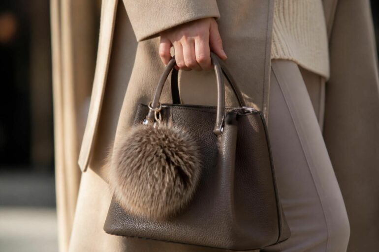 découvrez nos bijoux de sac pompon en fourrure, l'accessoire tendance qui apporte une touche finale chic et élégante à votre look.