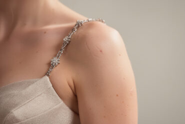 découvrez comment sublimer vos robes bustier ou dos nu avec des bijoux d’épaule élégants et tendances, pour un style unique et raffiné.