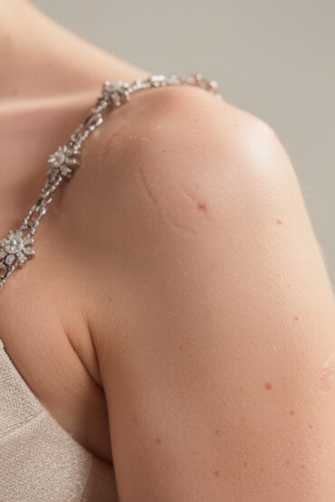 découvrez comment sublimer vos robes bustier ou dos nu avec des bijoux d’épaule élégants et tendances, pour un style unique et raffiné.