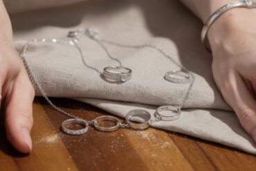 découvrez pourquoi les bijoux en argent 925 sont la meilleure qualité à privilégier, alliant pureté, durabilité et élégance pour sublimer votre style au quotidien.