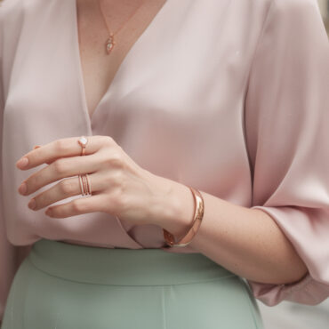 découvrez nos conseils pour associer vos bijoux en or rose avec des tenues pastel élégantes et sublimer votre style avec délicatesse et raffinement.