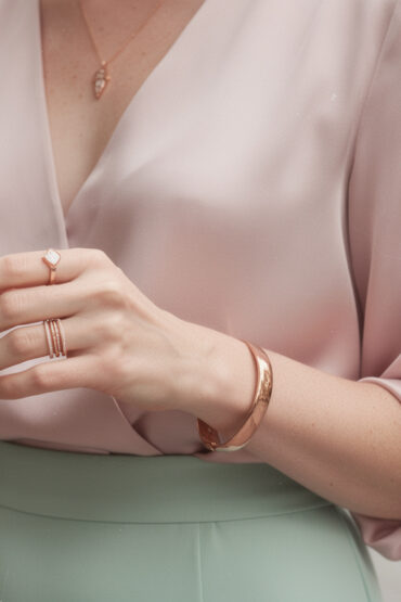 découvrez nos conseils pour associer vos bijoux en or rose avec des tenues pastel élégantes et sublimer votre style avec délicatesse et raffinement.