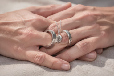 découvrez nos idées de bijoux gravés pour couples, parfaits pour symboliser votre lien affectif avec élégance et émotion.