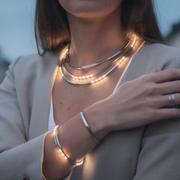 découvrez nos bijoux lumineux à led, la tendance futuriste parfaite pour illuminer vos soirées avec style et originalité.