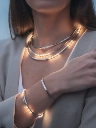 découvrez nos bijoux lumineux à led, la tendance futuriste parfaite pour illuminer vos soirées avec style et originalité.