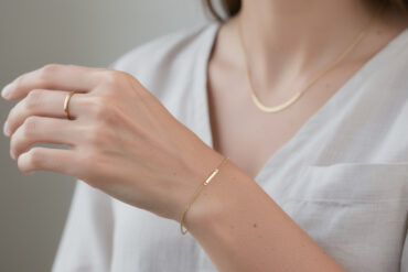 découvrez nos bijoux minimalistes en or, alliant élégance discrète et simplicité pour sublimer votre style au quotidien.
