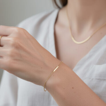 découvrez nos bijoux minimalistes en or, alliant élégance discrète et simplicité pour sublimer votre style au quotidien.