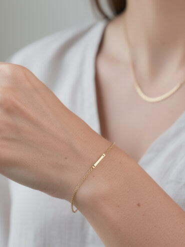 découvrez nos bijoux minimalistes en or, alliant élégance discrète et simplicité pour sublimer votre style au quotidien.