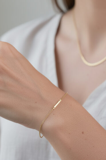 découvrez nos bijoux minimalistes en or, alliant élégance discrète et simplicité pour sublimer votre style au quotidien.