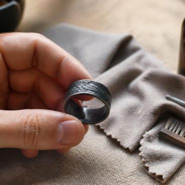 découvrez nos conseils pratiques pour entretenir et sublimer vos bijoux oxydés, afin de préserver leur éclat unique et leur charme authentique.