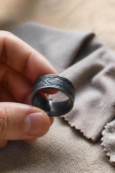 découvrez nos conseils pratiques pour entretenir et sublimer vos bijoux oxydés, afin de préserver leur éclat unique et leur charme authentique.