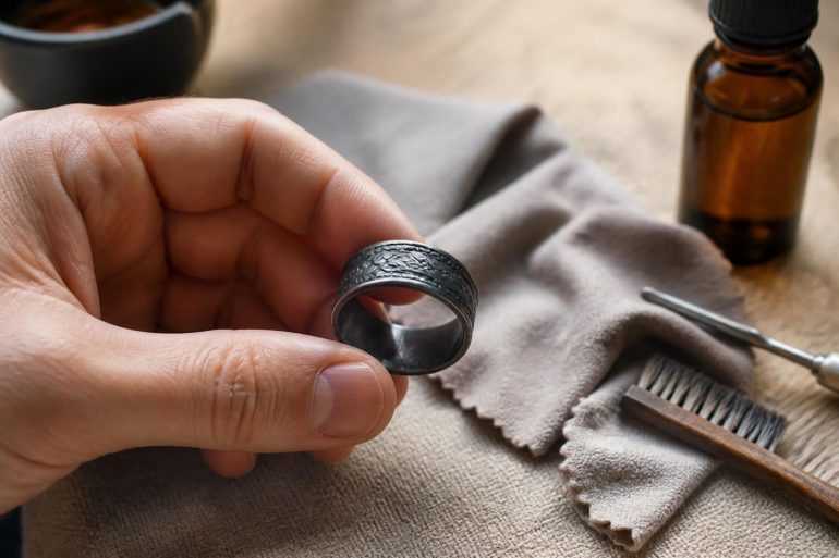 découvrez nos conseils pratiques pour entretenir et sublimer vos bijoux oxydés, afin de préserver leur éclat unique et leur charme authentique.
