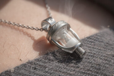 découvrez le fonctionnement des bijoux parfumés et la durée de leur fragrance pour profiter d'un parfum subtil et durable tout au long de la journée.