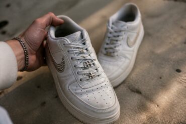 découvrez comment personnaliser vos baskets avec des bijoux pour un style unique et tendance. astuces et idées pour sublimer vos sneakers avec élégance.