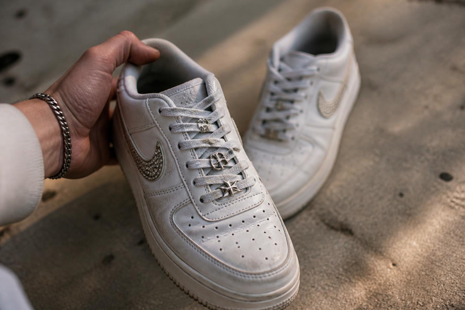 découvrez comment personnaliser vos baskets avec des bijoux pour un style unique et tendance. astuces et idées pour sublimer vos sneakers avec élégance.