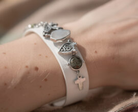 découvrez les bracelets bijoux symbole, la tendance incontournable pour exprimer votre personnalité avec style et originalité.