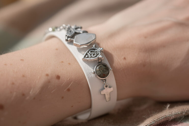 découvrez les bracelets bijoux symbole, la tendance incontournable pour exprimer votre personnalité avec style et originalité.
