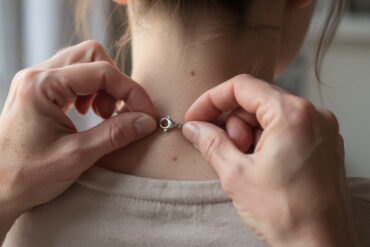 découvrez nos astuces pour ajuster parfaitement votre bijou de dos et éviter qu'il ne se torde tout au long de la journée, assurant confort et élégance.