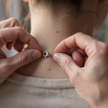 découvrez nos astuces pour ajuster parfaitement votre bijou de dos et éviter qu'il ne se torde tout au long de la journée, assurant confort et élégance.