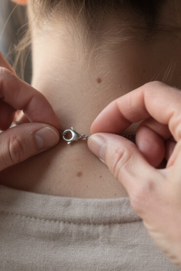 découvrez nos astuces pour ajuster parfaitement votre bijou de dos et éviter qu'il ne se torde tout au long de la journée, assurant confort et élégance.