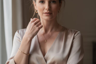 découvrez comment assortir vos bijoux pour créer un look chic et élégant en toutes occasions. conseils et astuces pour sublimer votre style avec harmonie.