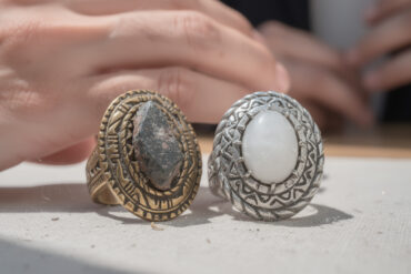 découvrez comment reconnaître un bijou ethnique artisanal et le distinguer d'un modèle industriel grâce à nos conseils pratiques et astuces détaillées.