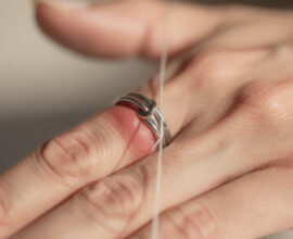 découvrez des méthodes efficaces et sécurisées pour enlever une bague trop serrée sans l'endommager ni vous blesser.