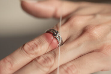 découvrez des méthodes efficaces et sécurisées pour enlever une bague trop serrée sans l'endommager ni vous blesser.