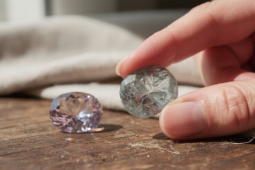 découvrez comment distinguer une véritable pierre précieuse d'une pierre synthétique grâce à nos conseils et astuces d'experts en gemmologie.