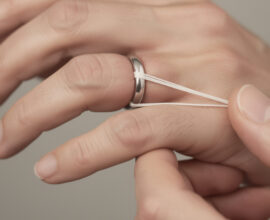 découvrez des méthodes simples et efficaces pour retirer une bague trop serrée en toute sécurité sans endommager vos doigts.