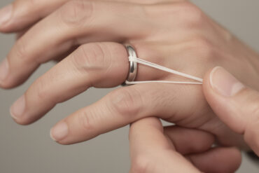 découvrez des méthodes simples et efficaces pour retirer une bague trop serrée en toute sécurité sans endommager vos doigts.