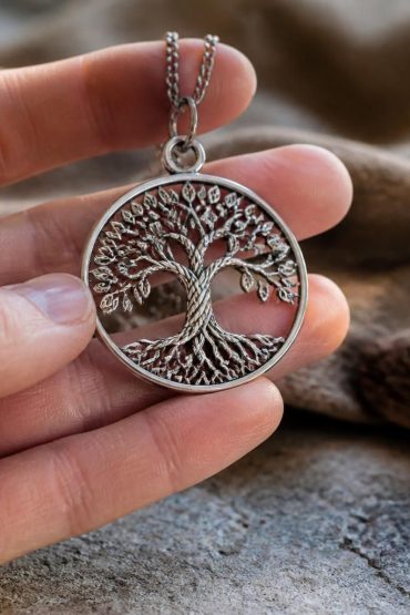 découvrez la signification et le symbolisme des bijoux arbre de vie, un symbole de connexion, de croissance et d'harmonie. apprenez à interpréter ces bijoux intemporels.