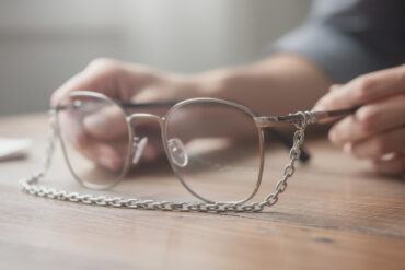 découvrez le cordon de lunette bijoux, l'accessoire tendance et incontournable de cette saison pour allier style et praticité avec élégance.