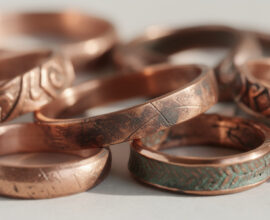 découvrez pourquoi les bijoux en cuivre changent de couleur avec le temps et comment préserver leur éclat naturel grâce à nos conseils pratiques.