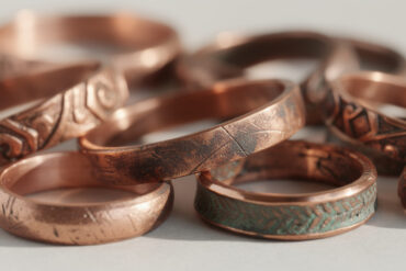 découvrez pourquoi les bijoux en cuivre changent de couleur avec le temps et comment préserver leur éclat naturel grâce à nos conseils pratiques.