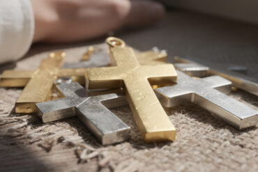 découvrez comment choisir entre une croix en or ou en argent, ce symbole intemporel alliant élégance et spiritualité, et trouvez celle qui correspond le mieux à votre style et vos valeurs.