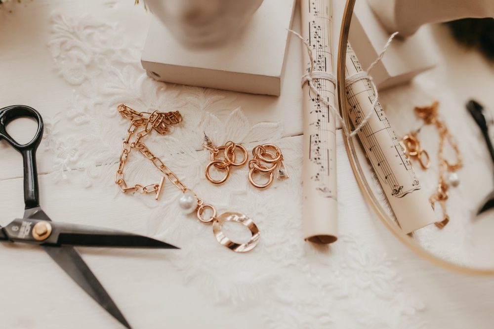 Comment fabriquer un porte-bijoux en carton fait maison en DIY
