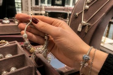 profitez de notre vente privée exclusive de bijoux pandora et trouvez des trésors rares pour sublimer votre style à prix exceptionnel.