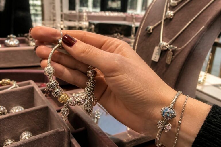 profitez de notre vente privée exclusive de bijoux pandora et trouvez des trésors rares pour sublimer votre style à prix exceptionnel.